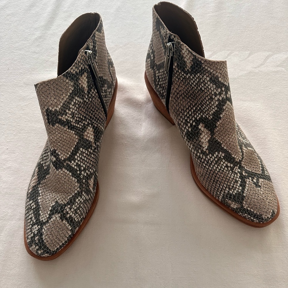 Vince Camuto Python Snakeskin Booties w/Zip Up Sides Size 9